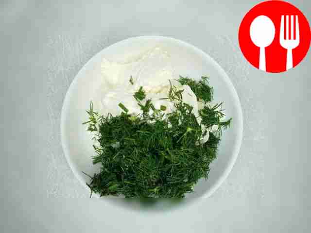 Укроп мелко нарежьте, добавьте к творожному...