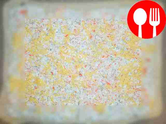 Разложите лаваш на столе, смажьте его...