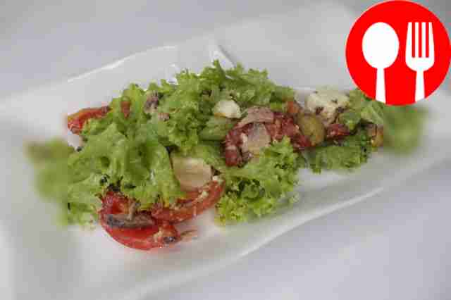 Быстрый салат из консервированного тунца и брынзы