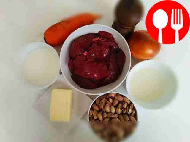 Промойте куриную печёнку, удалите желчные...