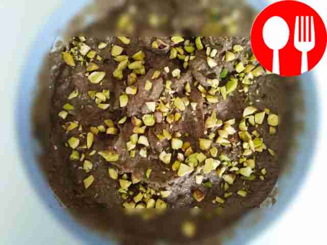 Посолите готовую печень с овощами и пропустите...