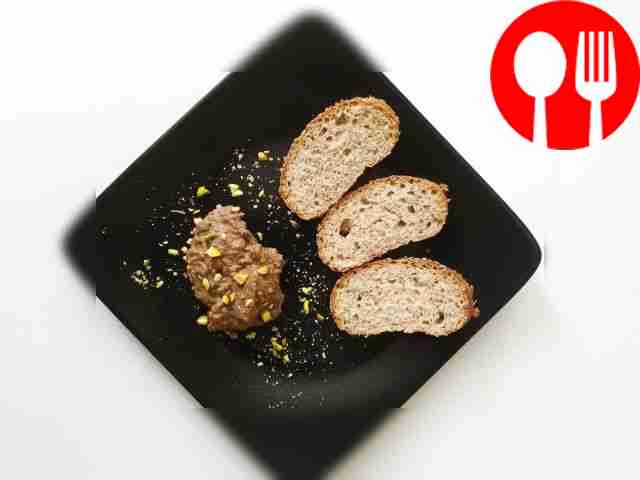 Паштет подайте на тарелке вместе с гренками...