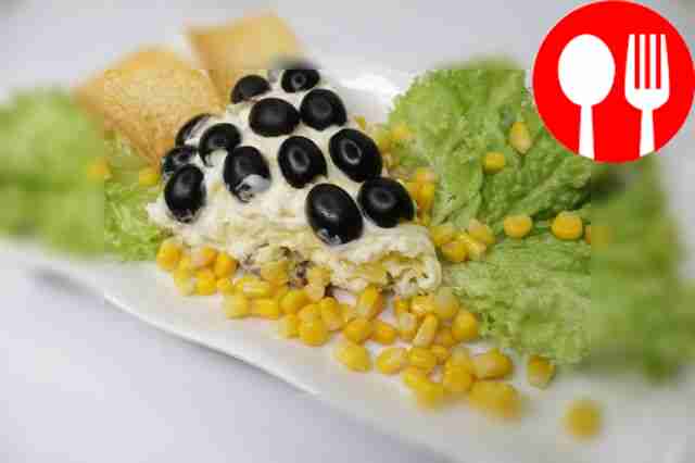 Оригинальный салат в форме подсолнуха