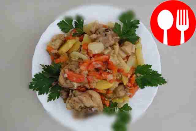 Азу с куриными окорочками, картофелем и солеными огурцами