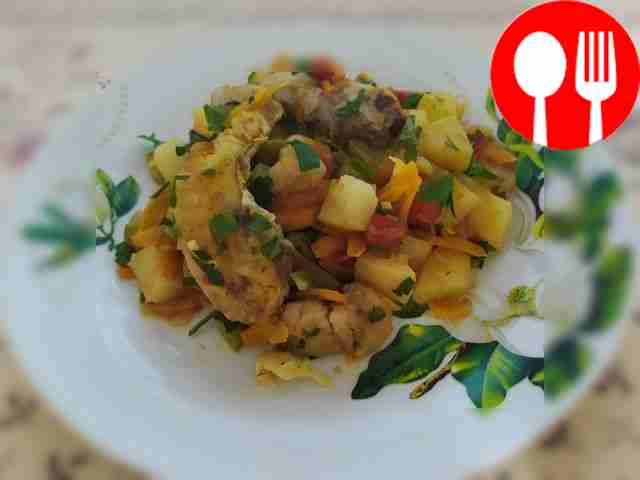 Азу с рыбным филе, помидорами и солеными огурцами