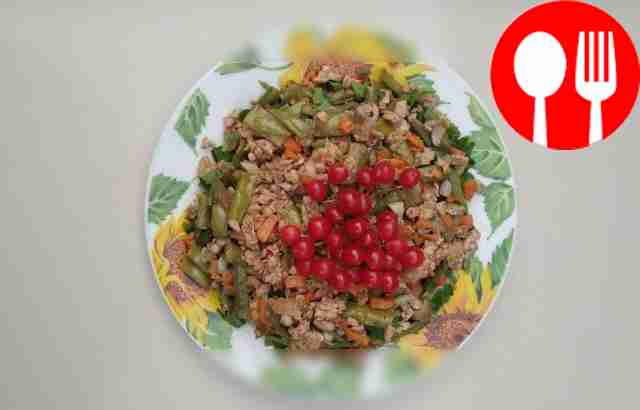 Мясное рагу со стручковой фасолью в красном вине