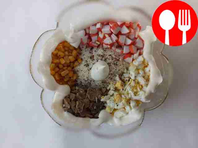 В глубокой миске соедините тертый сыр,...