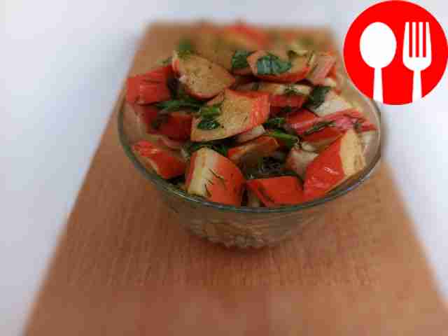 Ароматный салат из крабовых палочек