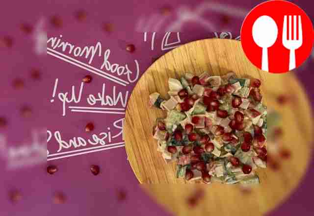 Крабовый салат с гранатом и куриными яйцами