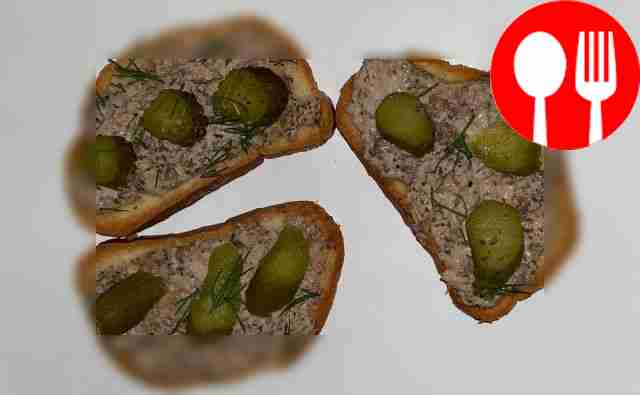 Быстрые гренки с сардиной и солеными огурцами