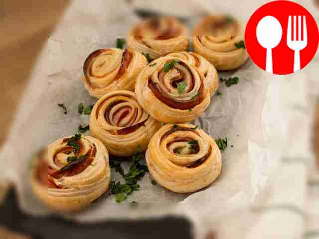 Розочки из слоеного теста с колбасой