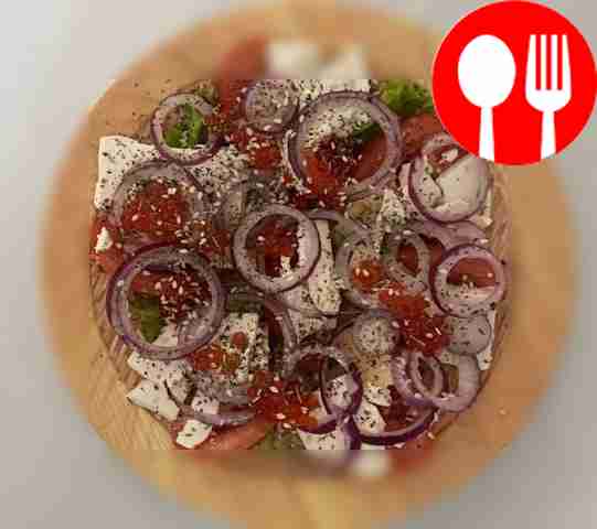 Быстрый греческий салат с икрой