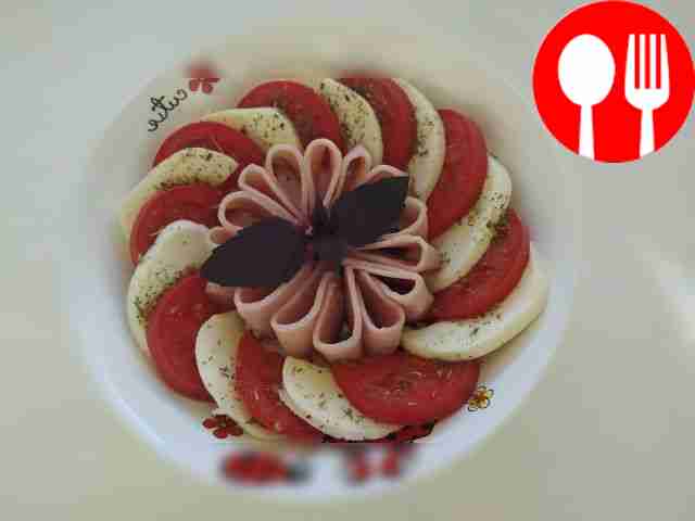 «Капрезе» с куриной ветчиной