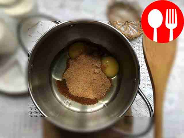 Разбейте яйца и соедините их с кокосовым...