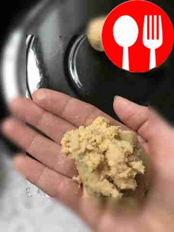 Из теста сформируйте шарики. Тесто удобное в...