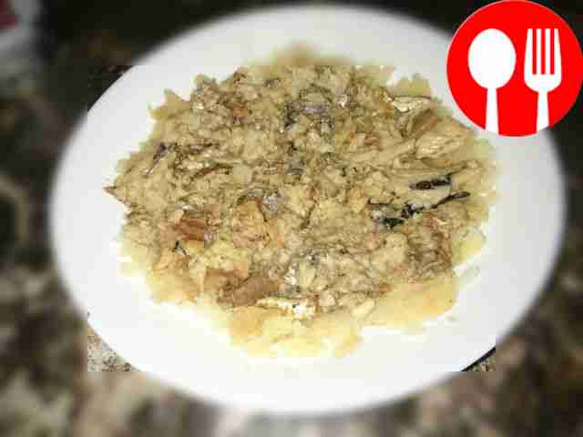 Начинайте сборку салата слоями. Натрите...