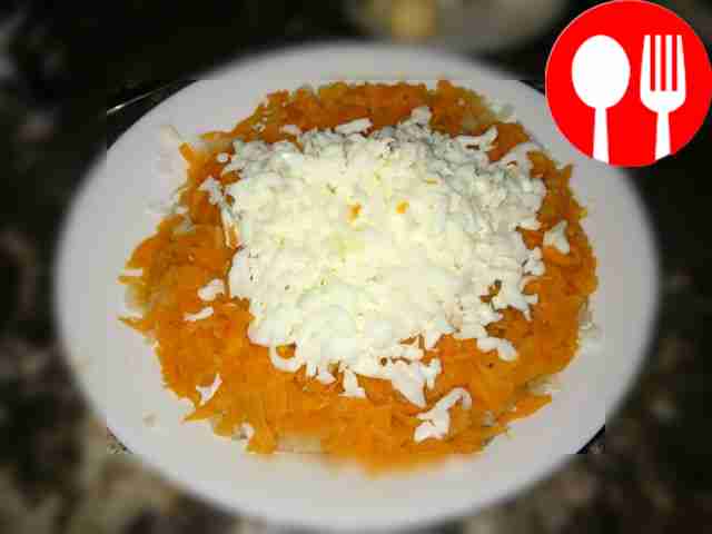 Лук мелко нашинкуйте, сверху немного полейте...