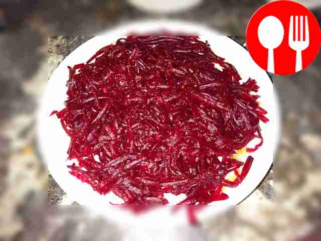 Разделите яйца на белки и желтки. Натрите...