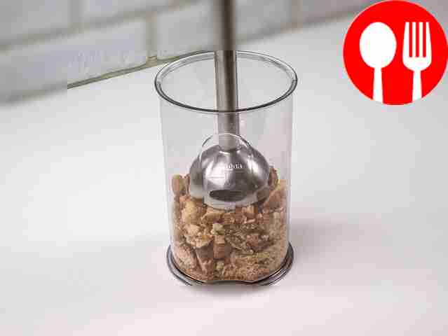 Разломайте печенье и поместите его в мерный...