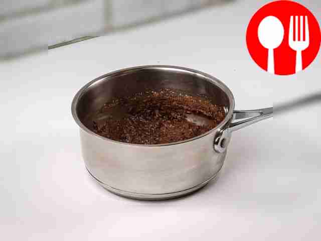 Добавьте к смеси из молока, масла и какао...