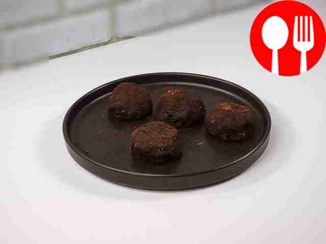 Обкатайте пирожные в какао-порошке и поставьте...