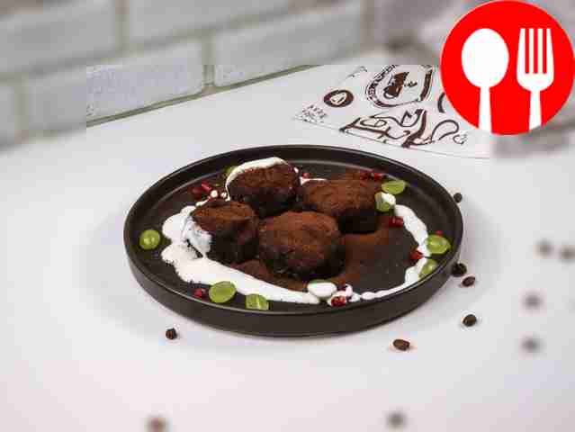 Подавайте пирожные, украсив их взбитыми...