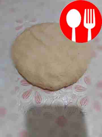 Просейте муку и сформируйте в её середине...