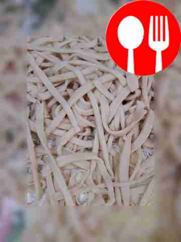 Раскатайте тесто тонким слоем и нарежьте его...