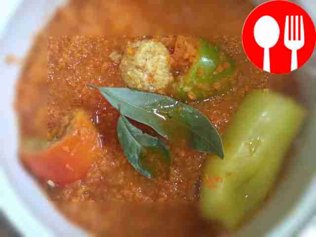 Выложите перцы в кастрюлю, добавьте...