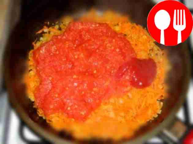 Добавьте натёртые помидоры, а затем — свёклу.