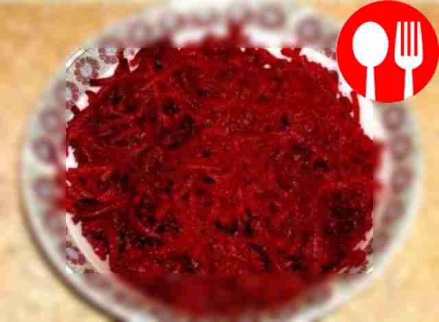 Натрите свеклу на тёрке.