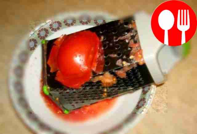 Очистите помидоры от кожуры и натрите их на терке.