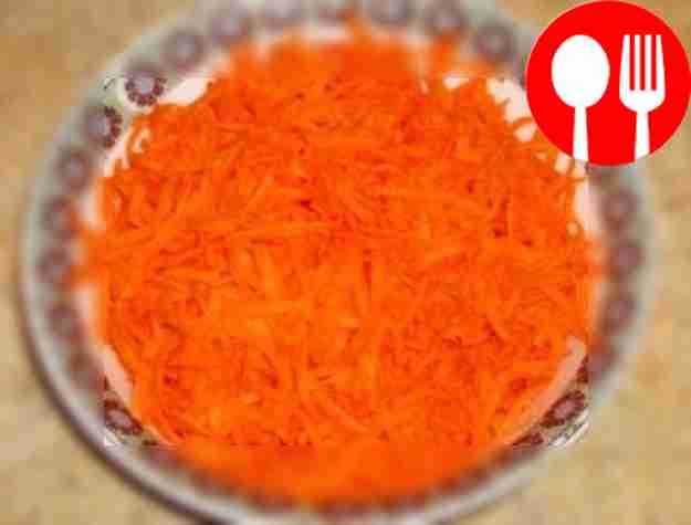 Потрите морковь на тёрке.