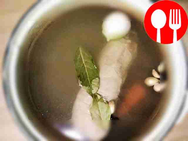 Опустите мясо в кипящую воду и варите 60...