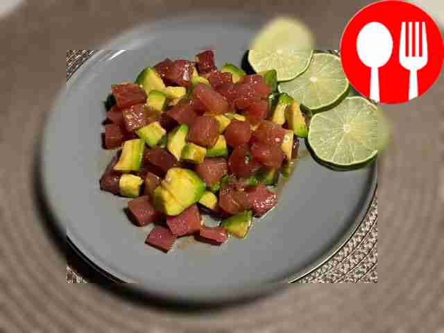 Деликатесный салат из тунца с авокадо