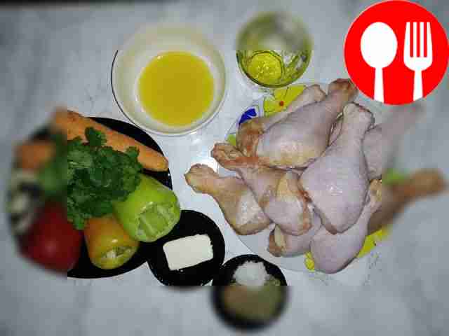 Подготовьте куриные голени: очистите их,...