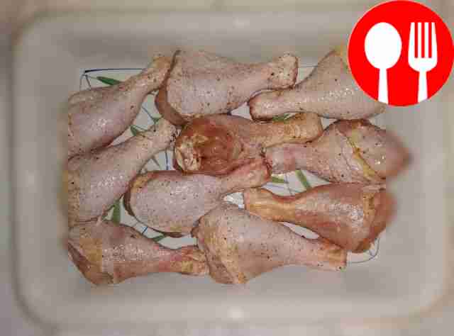 Куриные голени посыпьте солью и свежемолотым...