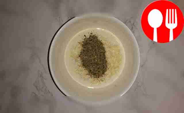 Готовим соус: растопите сливочное масло,...