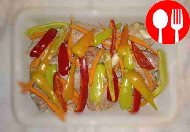 Слегка смажьте голени соусом из масла, меда и...