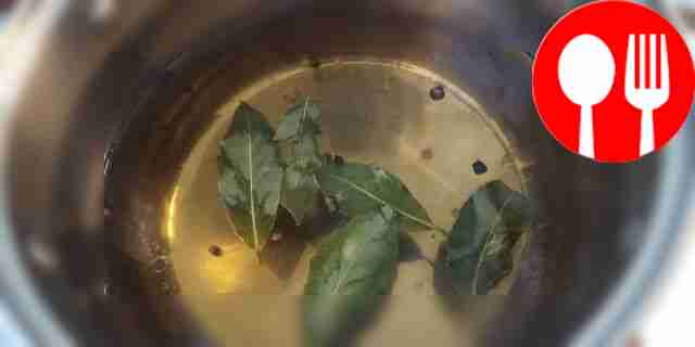 Приготовьте маринад: в кастрюлю влейте 500 мл...