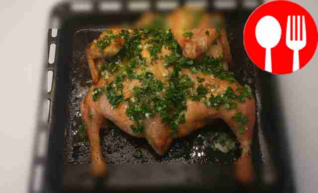 Пока курица запекается, приготовьте чесночный...