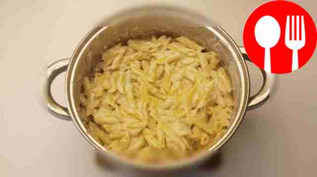 Приготовьте соус для пасты: в кастрюлю влейте...