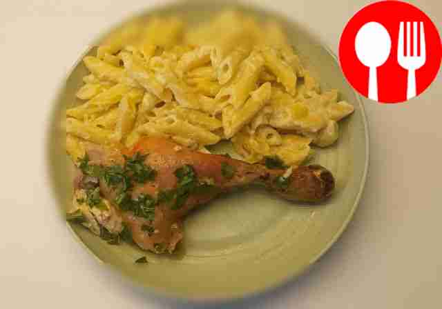 Полейте курицу чесночным соусом и подавайте...