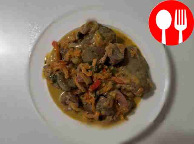 Насыщенная куриная печень и желудочки в сметанном соусе