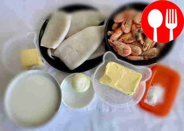 Очистите и промойте креветки. Затем отварите...