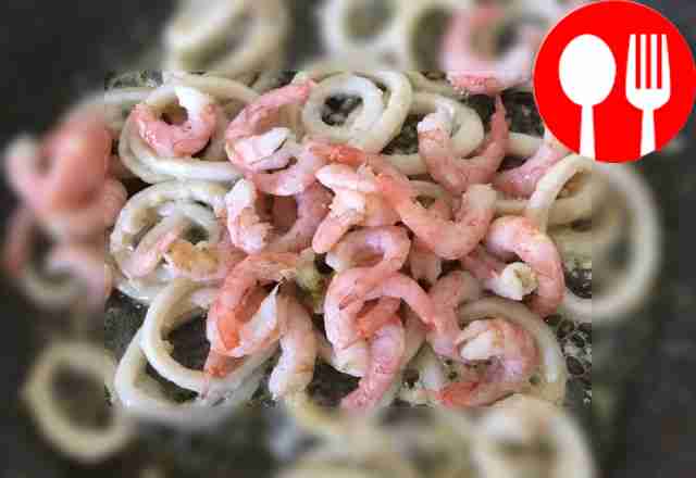 Разогрейте сковороду, растопите сливочное...