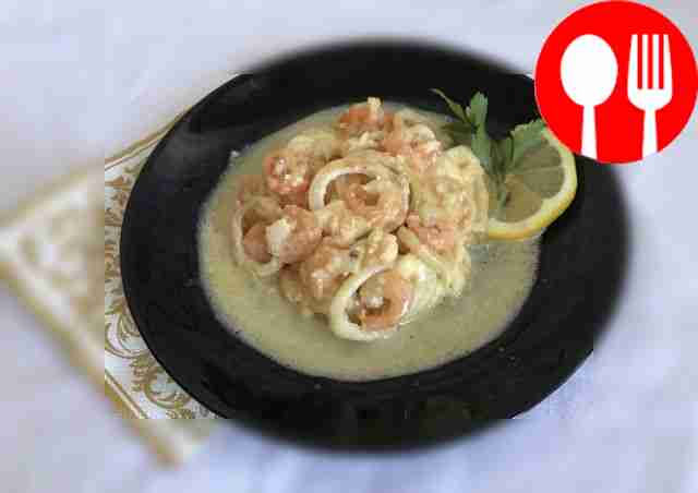 Подавайте блюдо в глубокой тарелке. Добавьте...