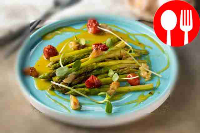 Спаржа с чесночным конфи и соусом «Голландез»