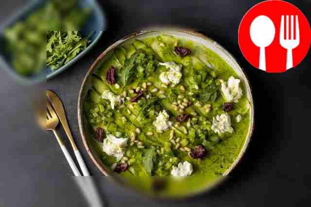 Карпаччо из цуккини c сыром моцарелла и зеленой сальсой