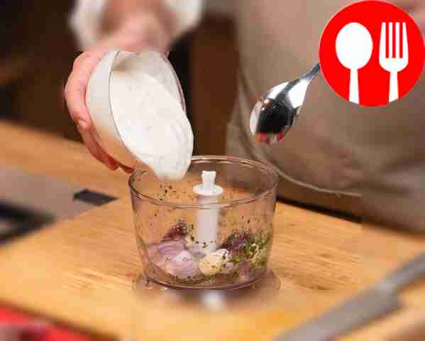 Приготовьте соус. Очистите огурец от кожуры и...